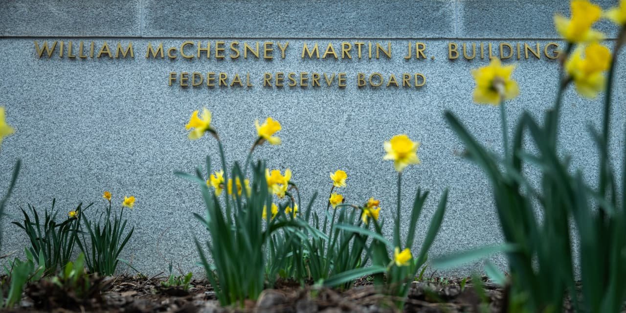 stock-markets-are-looking-through-$100-oil-why-the-fed-needs-to-follow-suit.