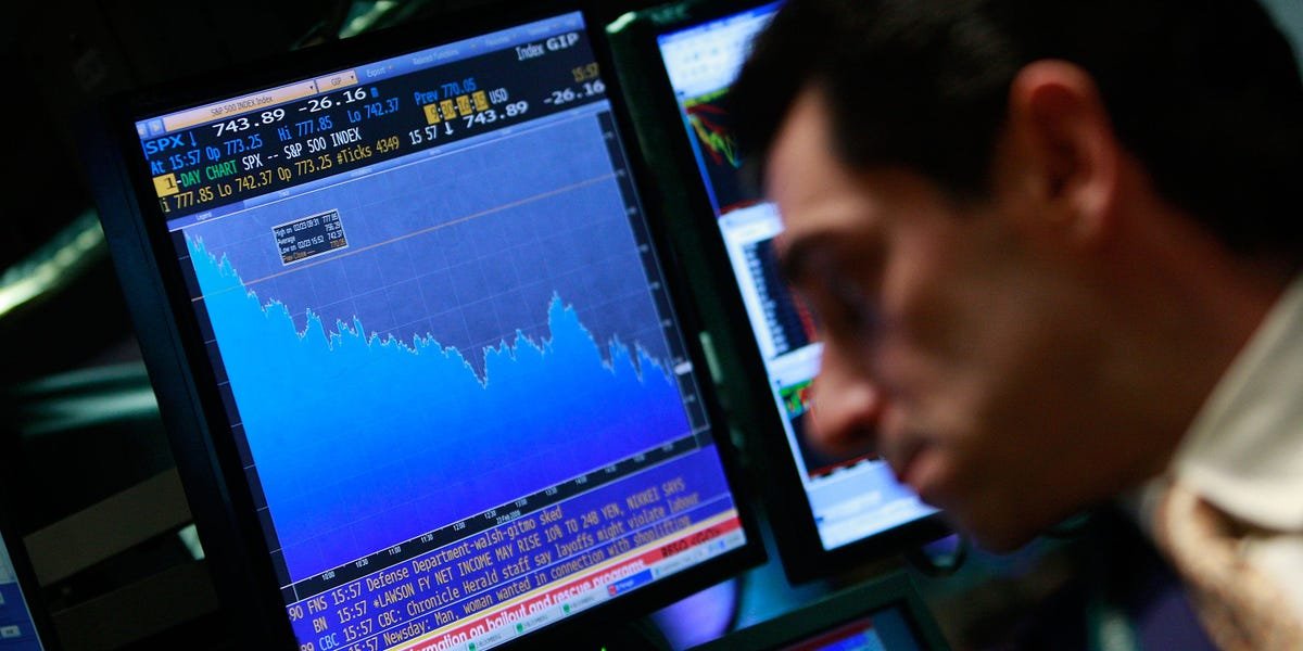 stock-market-outlook:-s&p-500-could-drop-35%-as-risks-build,-strategist-says