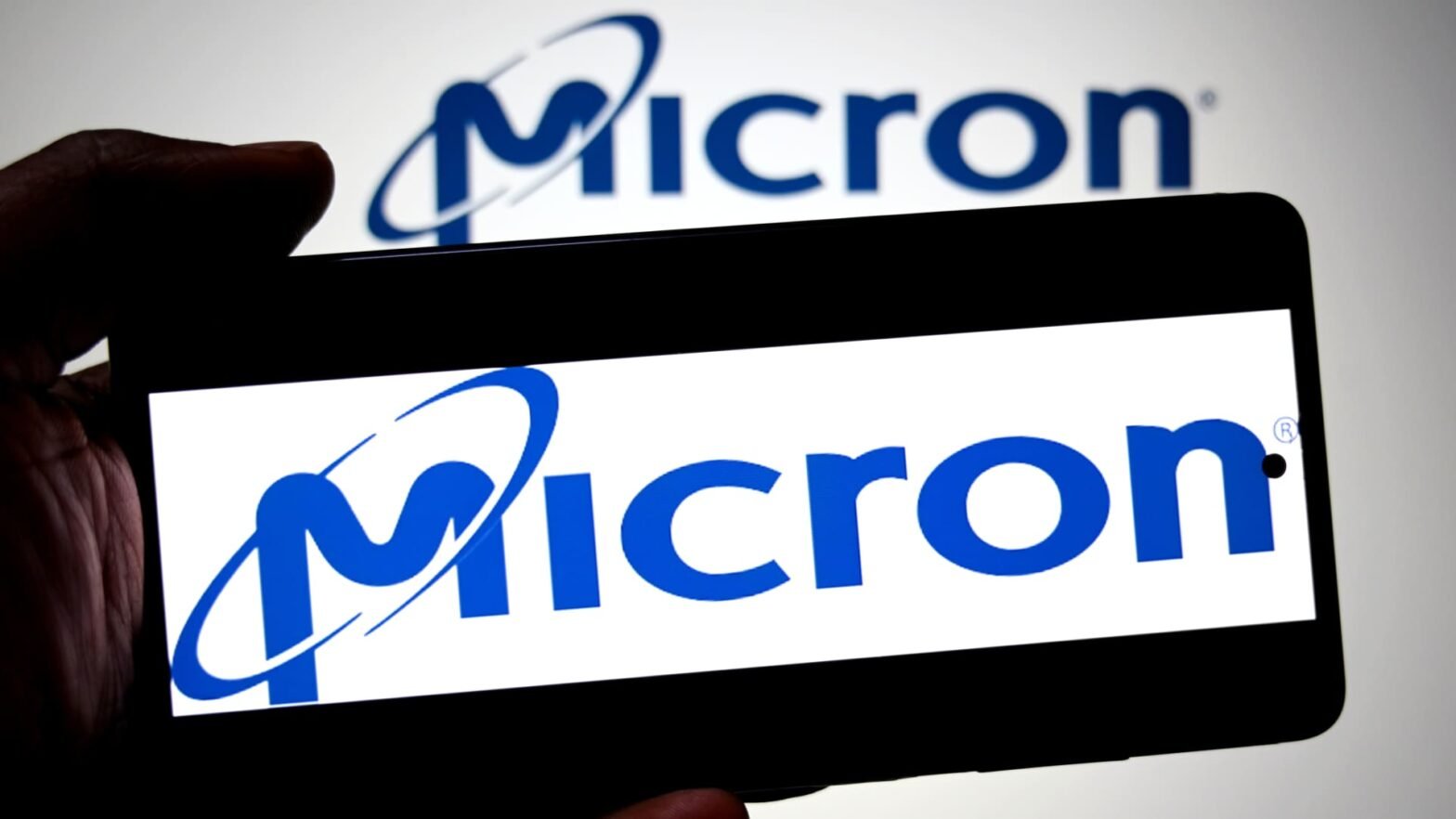 micron-falls-more-than-5%-despite-blockbuster-earnings.-here’s-what-market-watchers-are-saying