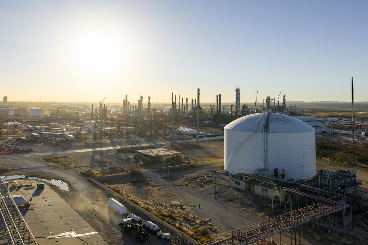 stock-market-today:-dow,-s&p-500,-nasdaq-futures-retreat-as-oil-rallies-amid-iran-war,-inflation-jitters