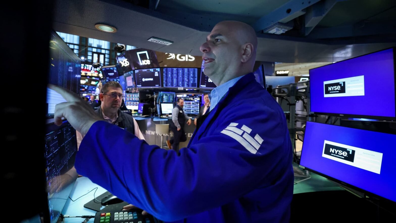 volume-in-stock-and-oil-futures-surged-minutes-before-trump’s-market-turning-post