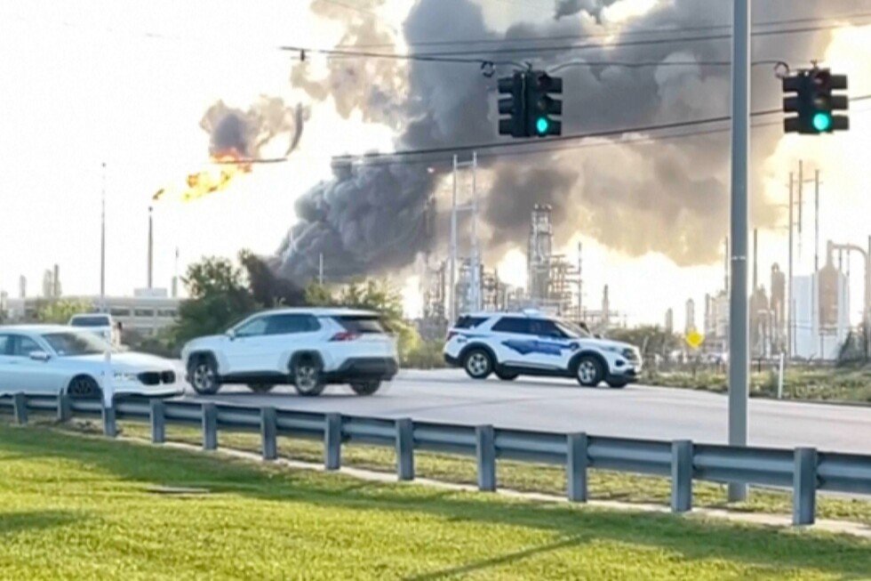 oil-refinery-explosion-near-texas-coast-forces-residents-to-shelter-in-place