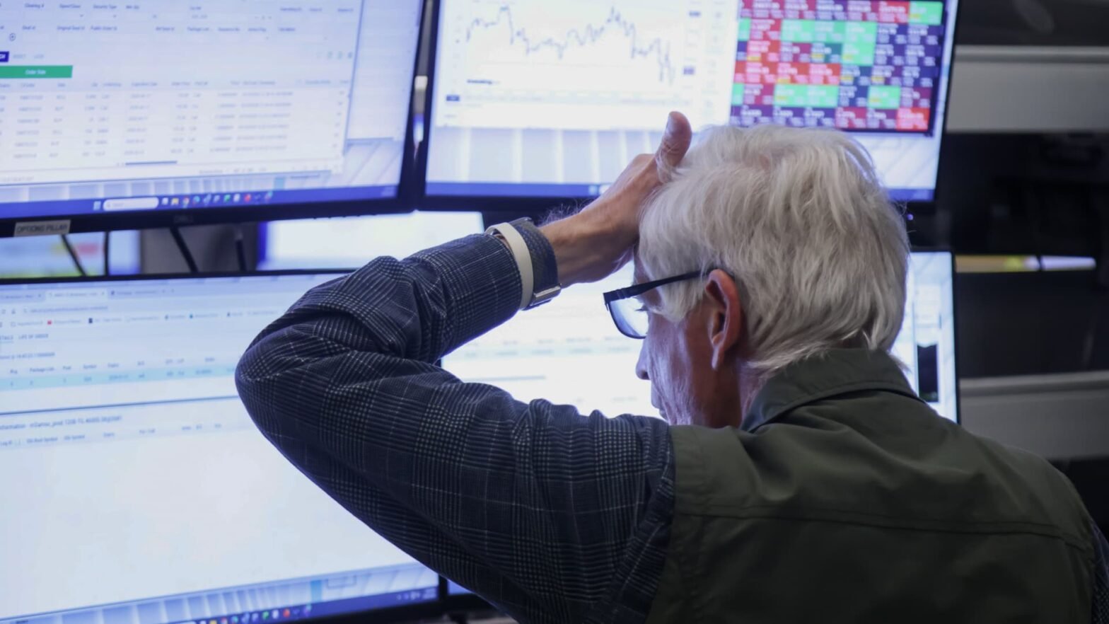 cramer-tells-investors-to-‘sit-on-your-hands’-as-us.-iran-war-continues-to-rattle-stocks