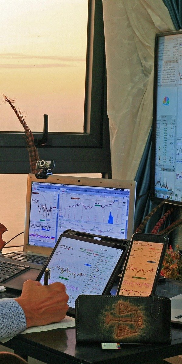 livanova-plc-stock-faces-analyst-scrutiny-amid-mixed-ratings-and-modest-growth-outlook-in-medical-de