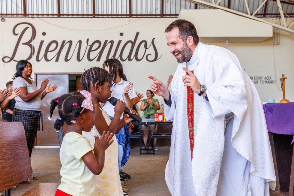amid-border-changes,-priest-keeps-ministering-to-migrants-and-deportees