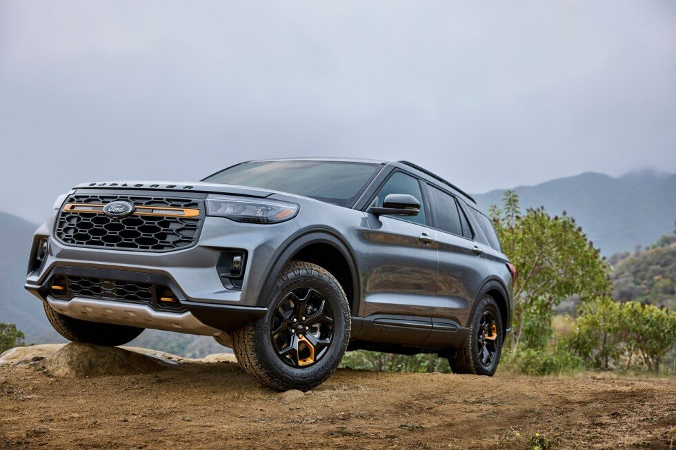 the-better-family-suv.-edmunds-compares-the-ford-explorer-and-nissan-pathfinder