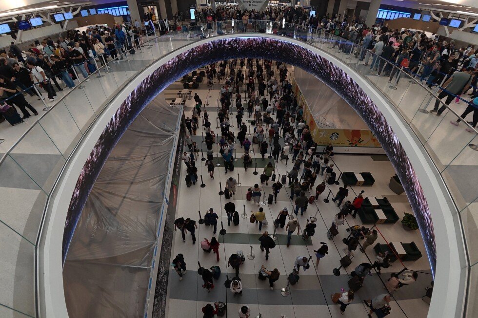 airport-delays-build-pressure-on-congress-to-end-funding-shutdown