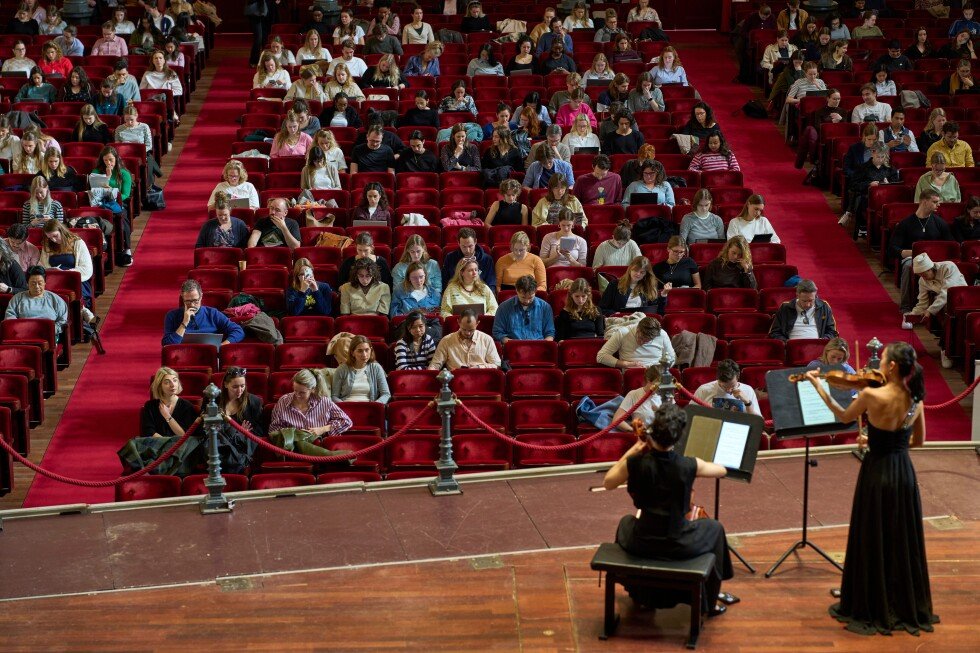 students-study-to-classical-music-at-amsterdam’s-historic-concert-hall
