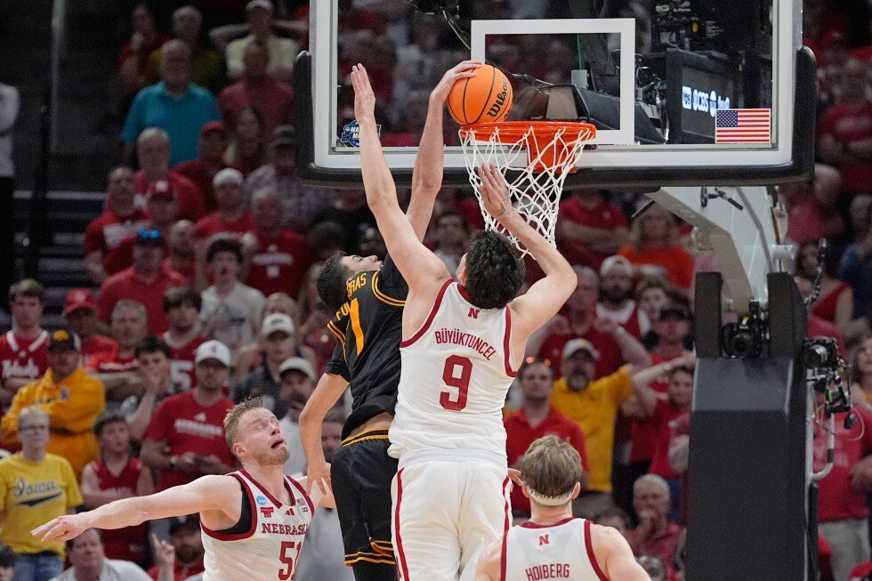 nebraska-coach-takes-blame-for-4-players-on-floor-late-in-iowa-loss