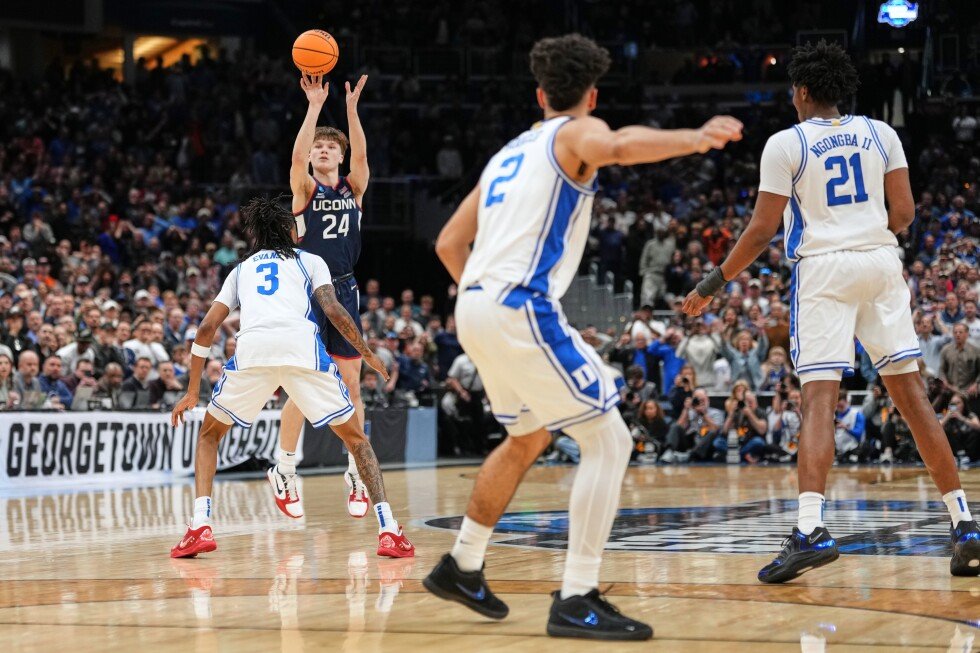 braylon-mullins’-last-second-3-gives-uconn-win-over-duke-and-final-four-spot