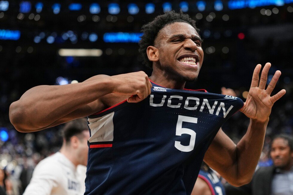 uconn-will-play-illinois-and-arizona-to-face-michigan-in-final-four
