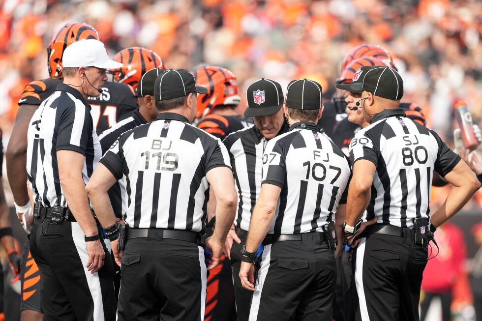 nfl-set-to-begin-hiring-and-training-replacement-officials,-ap-sources-say
