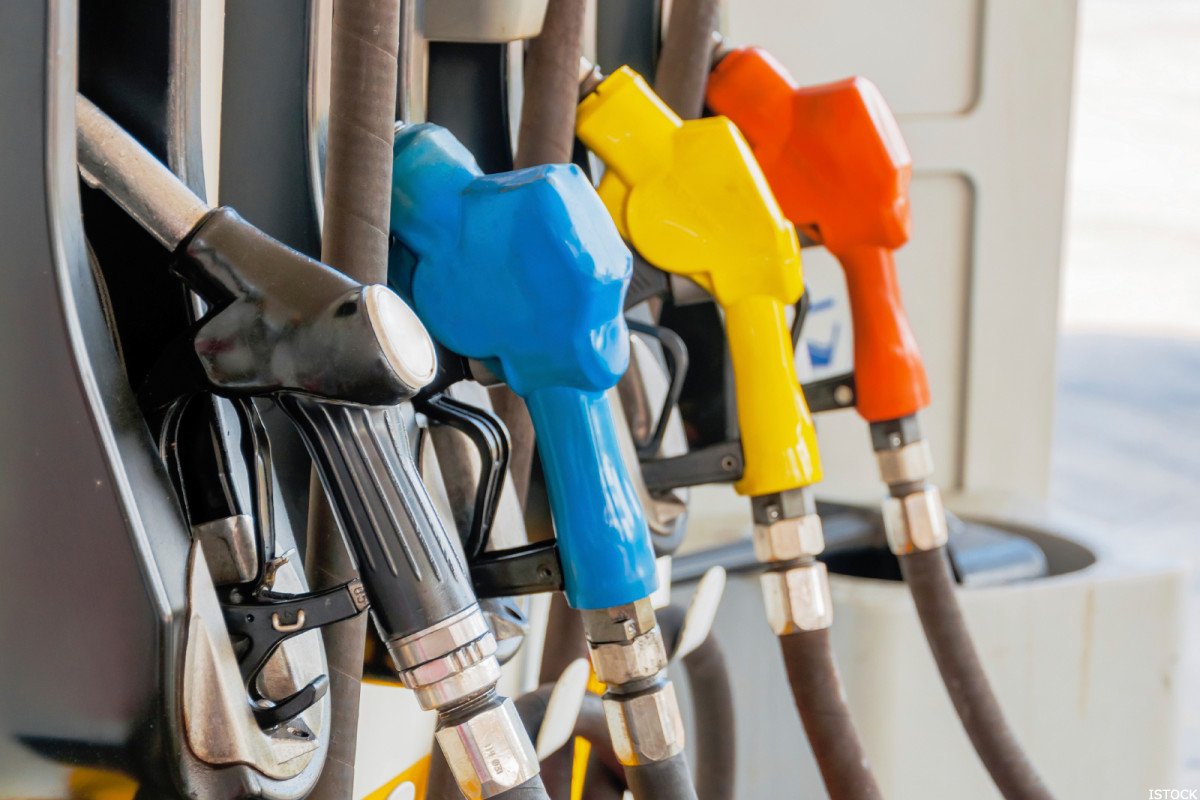 8-key-items-shaping-the-stock-market-tuesday:-strait-talk,-$4-gas,-m&a