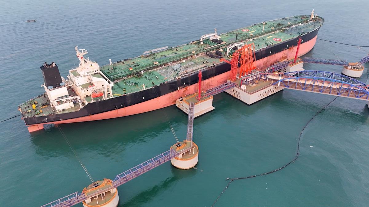 stock-market-today:-dow,-s&p-500,-nasdaq-surge-after-trump-indicates-flexibility-on-hormuz,-says-war-won’t-last-‘much-longer’