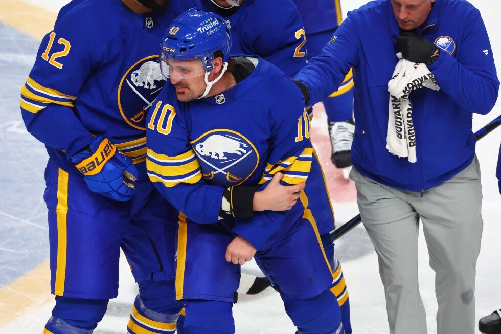 sabres-center-sam-carrick-suffers-left-arm-injury-in-fight-with-islanders’-anders-lee