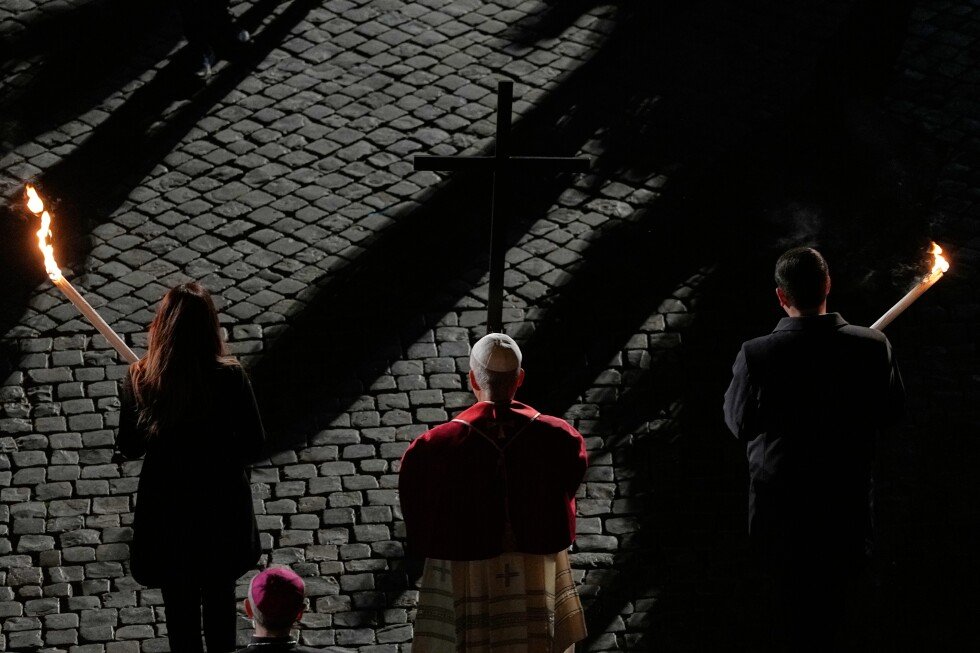 el-papa-leon-xiv-carga-la-cruz-en-el-via-crucis,-el-primer-pontifice-en-hacerlo-en-decadas