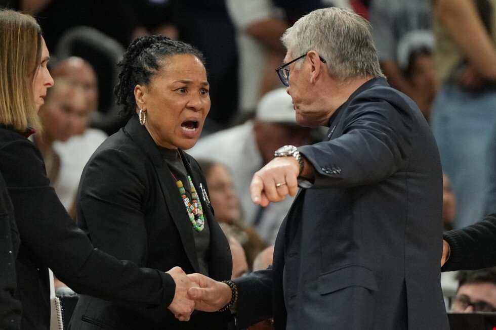 uconn’s-geno-auriemma-rips-officiating-and-confronts-south-carolina’s-dawn-staley-in-loss