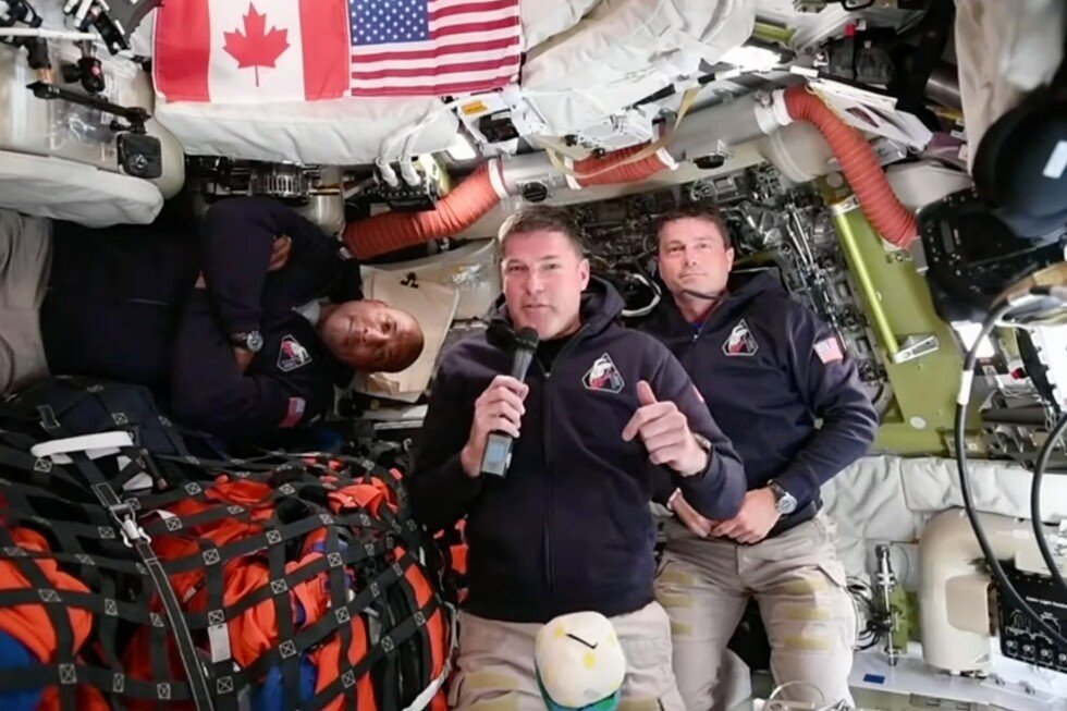 canada’s-artemis-ii-astronaut-gives-thumbs-up-to-new-space-movie-‘project-hail-mary’