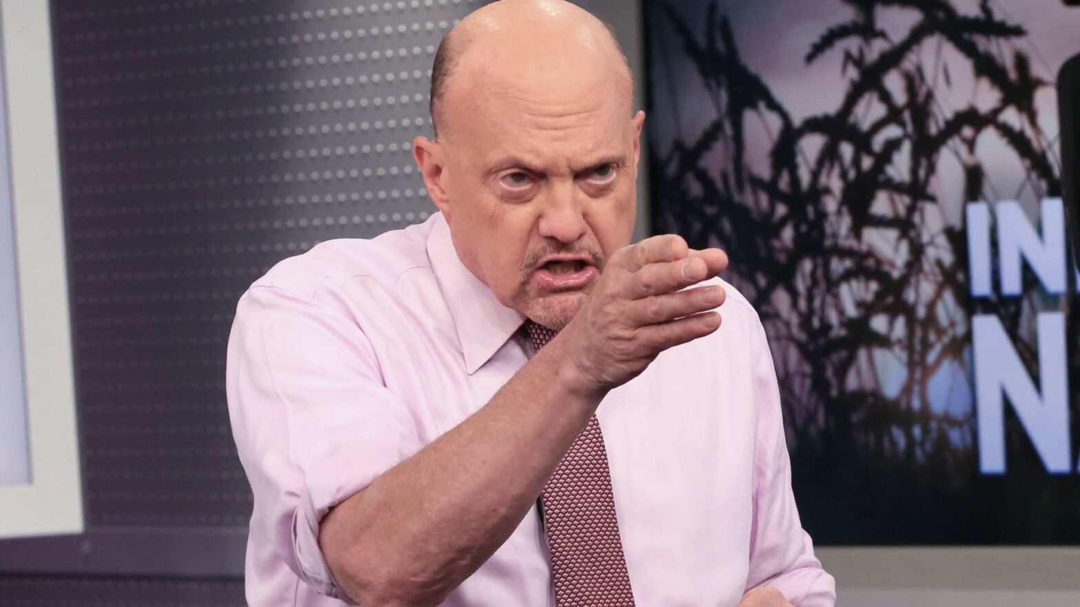 jim-cramer-says-potential-stock-market-bottom-is-tied-to-interest-rates,-not-war-headlines
