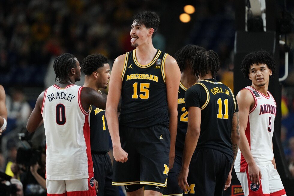 in-ncaa-title-game,-a-michigan-team-on-a-roll-tries-to-derail-a-uconn-dynasty