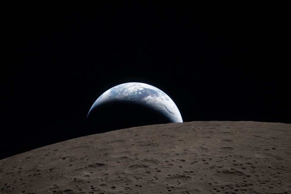 artemis-ii’s-earthset-photo-channels-apollo-8’s-earthrise-shot