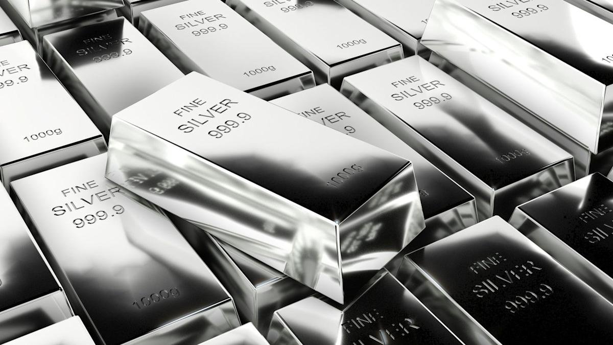 if-the-stock-market-crashes-this-year,-will-silver-soar?-here’s-what-history-says
