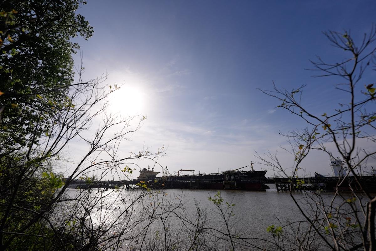 stock-market-today:-dow,-s&p-500,-nasdaq-futures-surge-on-news-of-two-week-us-iran-ceasefire