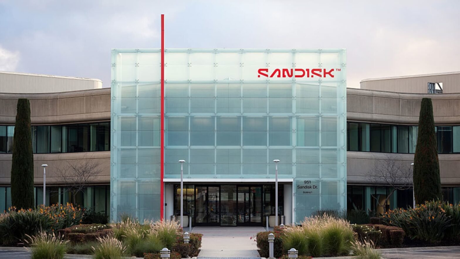 stocks-making-the-biggest-moves-premarket:-lumentum,-servicenow,-sandisk-&-more