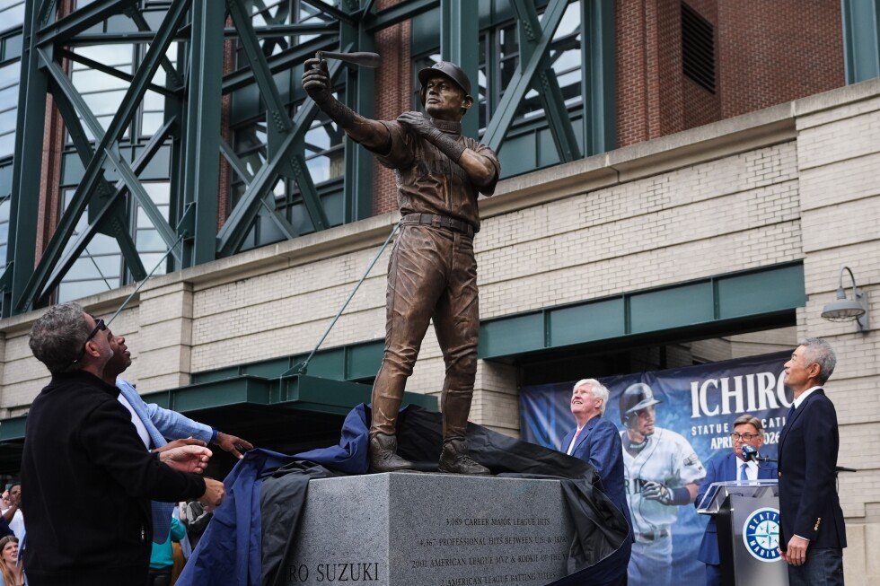 as-veil-falls-on-ichiro-suzuki’s-statue,-so-too-goes-his-bat