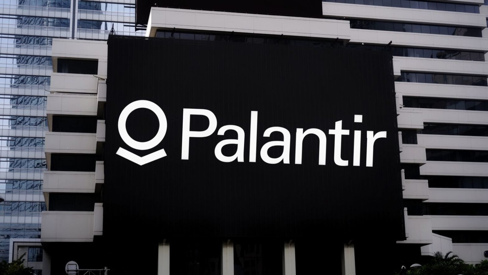 while-the-stock-market-was-rallying,-palantir-stock-sold-off.-should-you-buy-the-dip-in-pltr?