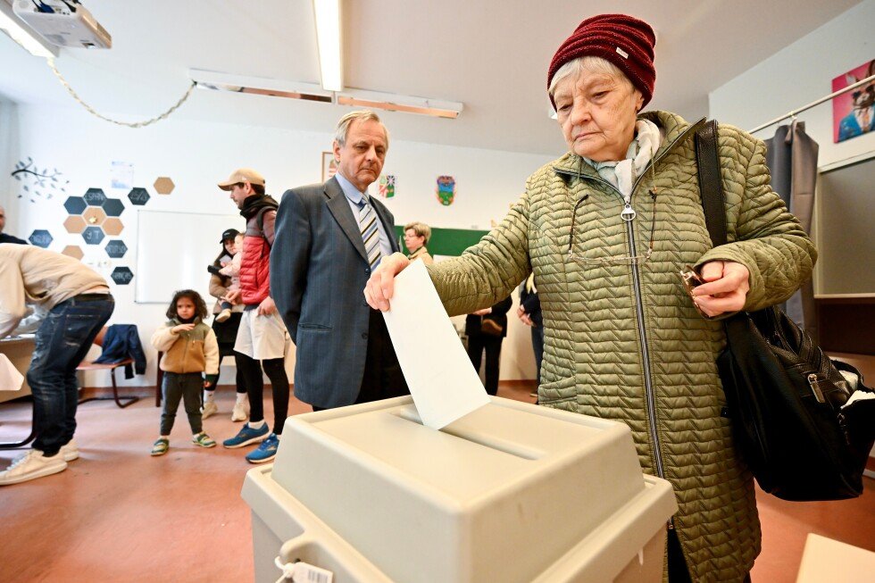 abren-las-urnas-en-hungria-en-una-eleccion-clave-que-podria-sacar-a-orban-del-poder