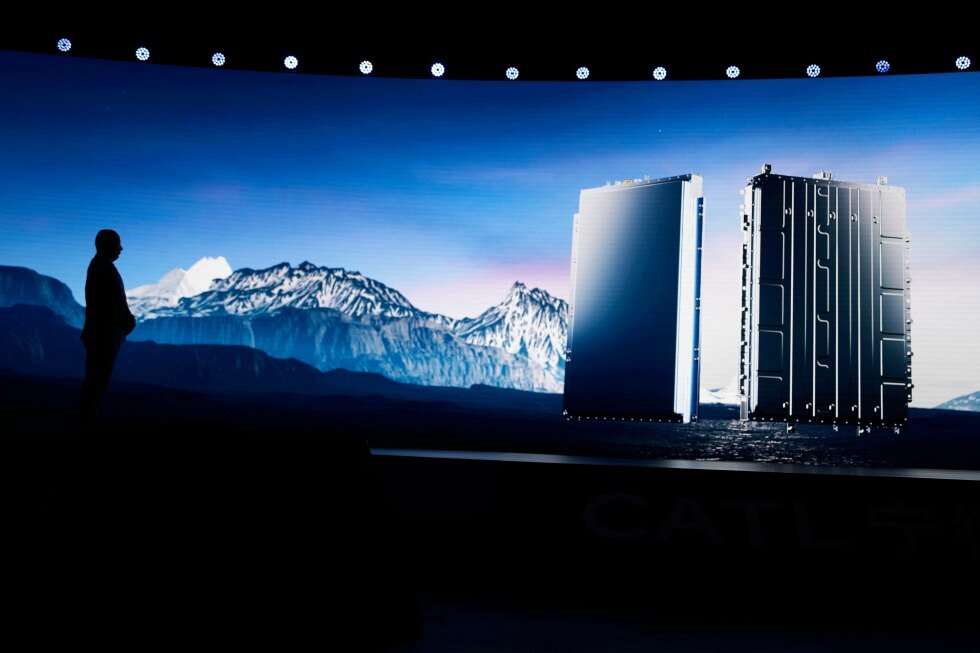 china-gains-from-iran-war-as-global-energy-interest-turns-away-from-fossil-fuels