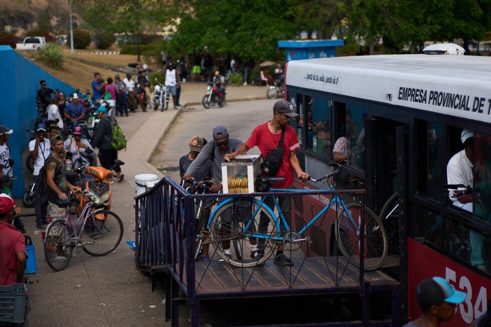 cuba’s-fuel-rationing-is-driving-some-commuters-to-an-underwater-bus