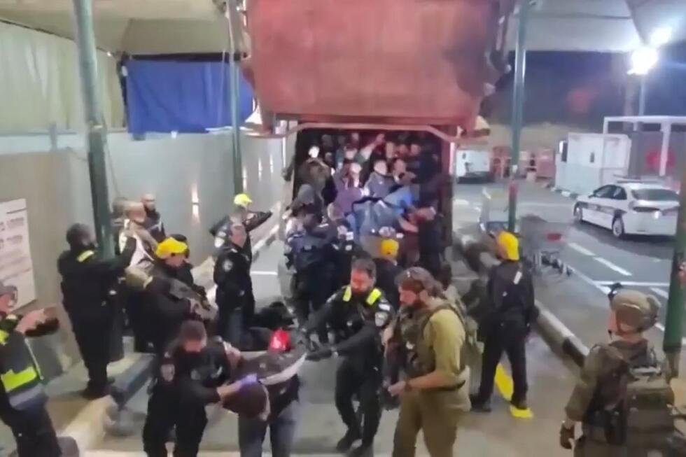 israeli-police-stop-dozens-of-palestinians-hidden-in-garbage-truck