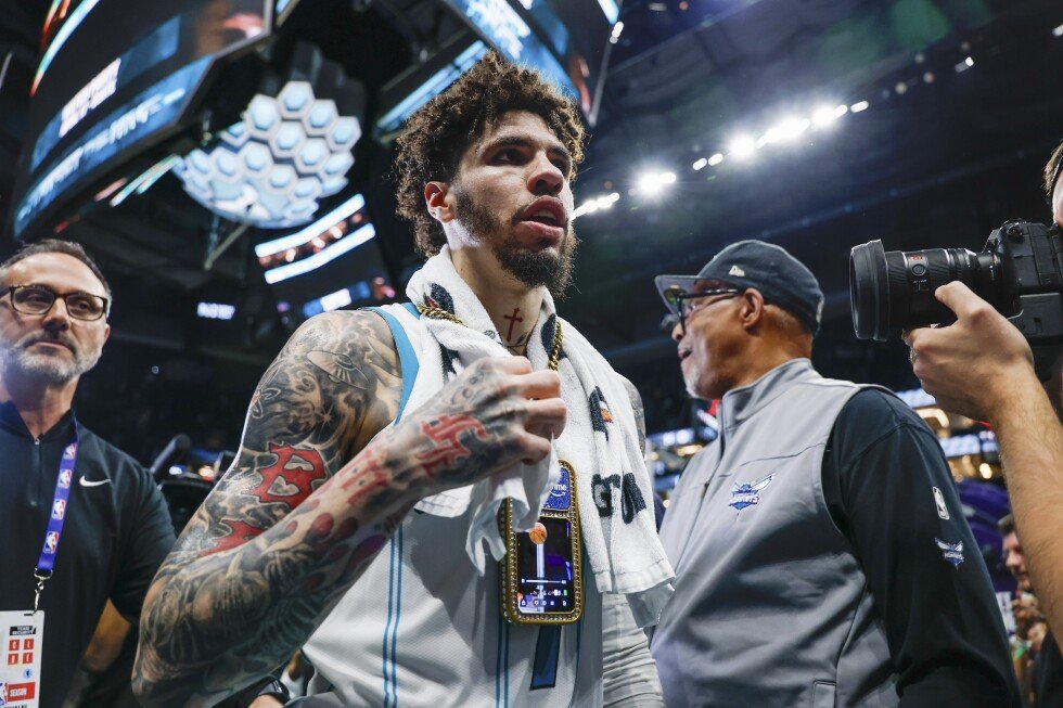 lamelo-ball-punches-team-mascot-hugo-after-hornets-knock-out-heat