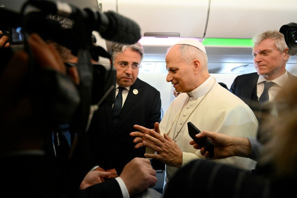 media-access-to-pope-on-trips-abroad-offers-unique-access-but-also-limits-local-reporting