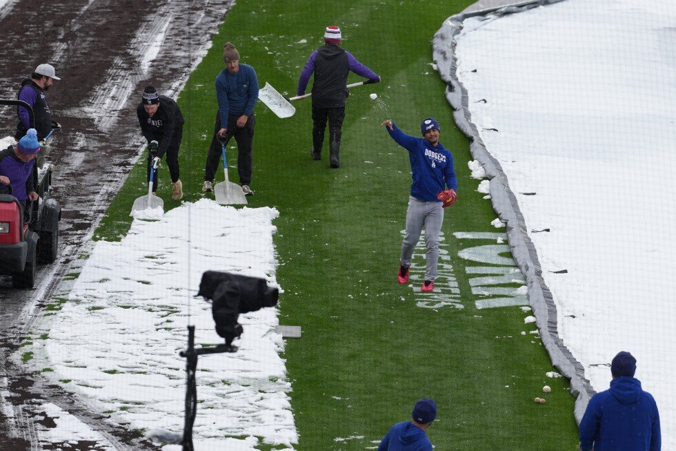 snow-blankets-coors-field-as-dodgers-and-rockies-face-off-in-denver-weather