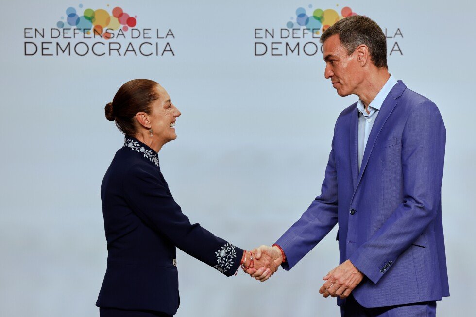 with-a-handshake,-spain-and-mexico-put-diplomatic-tussle-over-colonial-past-behind-them