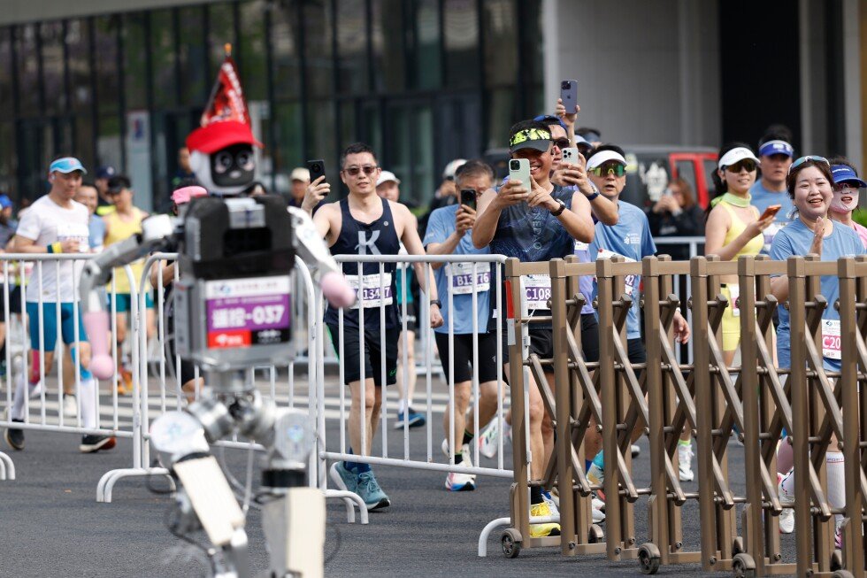a-humanoid-robot-beats-the-human-half-marathon-world-record-in-beijing