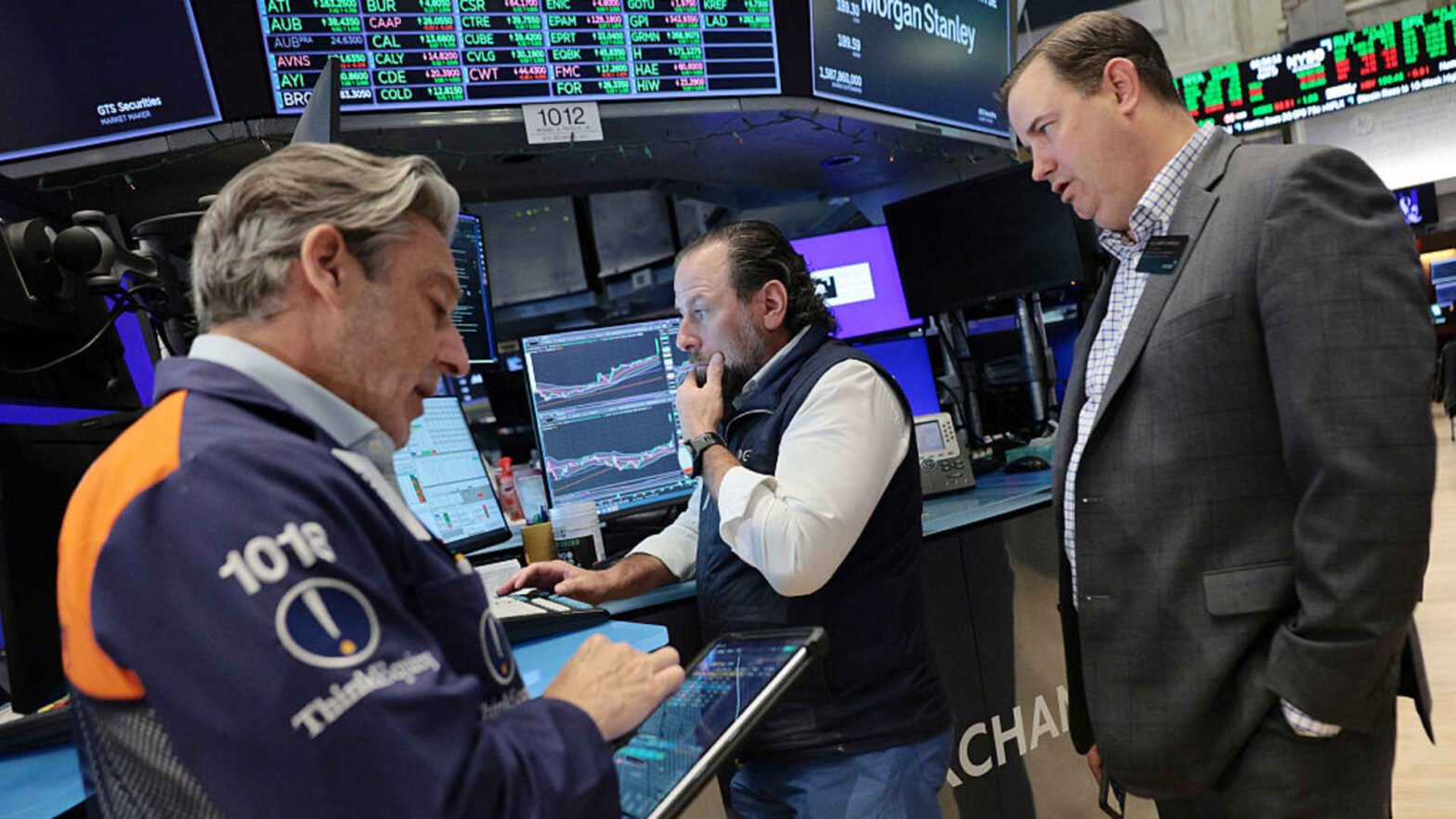 dow-futures-drop-400-points-as-iranian-war-tensions-escalate:-live-updates