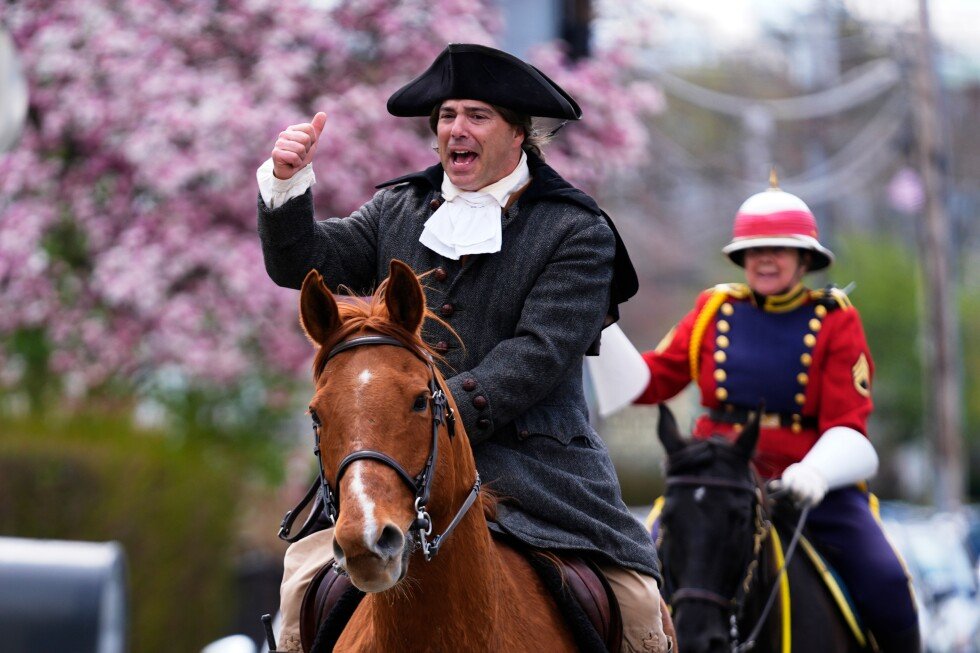 paul-revere’s-midnight-ride-to-lexington-reenacted-with-modern-twist