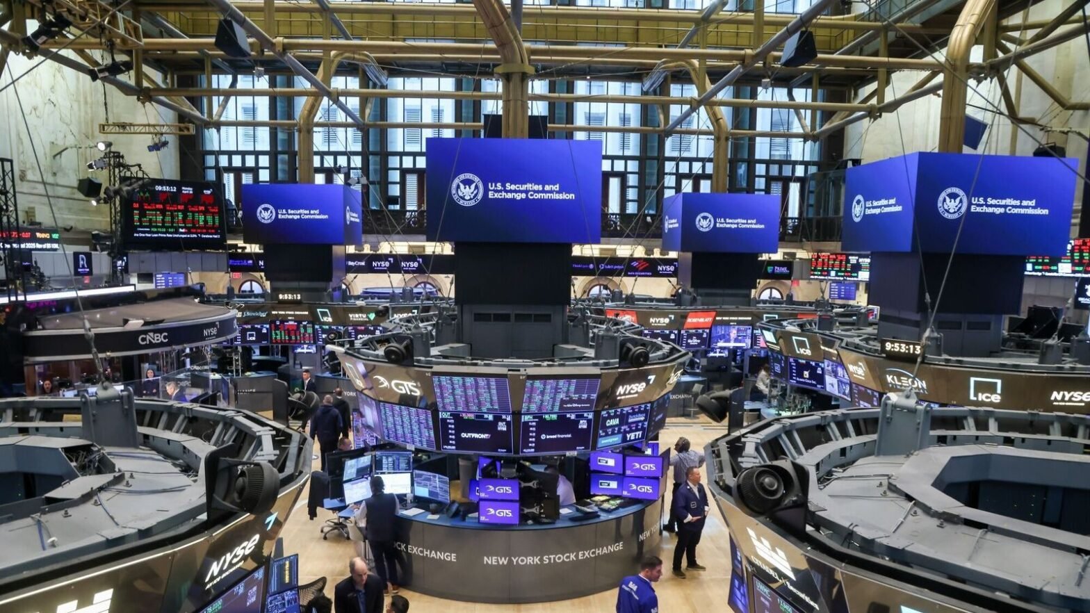 wall-street-rises-on-ai-optimism,-strong-corporate-earnings