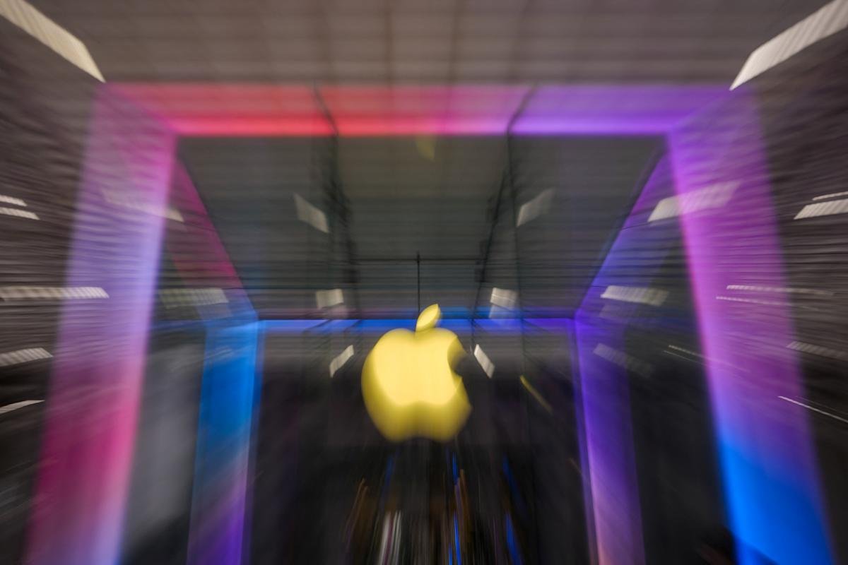 apple-ceo-tim-cook-is-stepping-down-just-as-its-stock-breakout-is-in-trouble