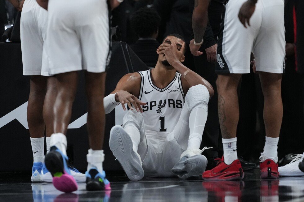 spurs’-wembanyama-leaves-game-vs.-blazers-and-enters-concussion-protocol