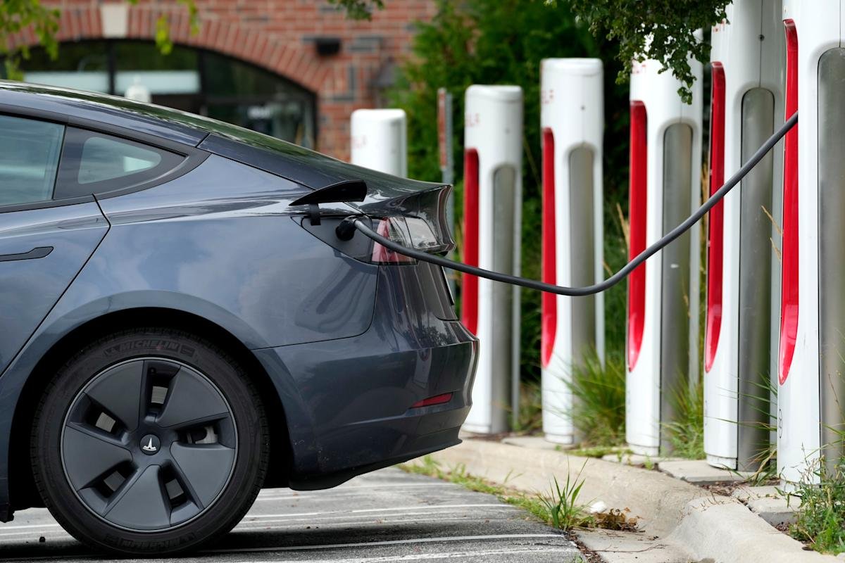 stock-market-today:-dow,-s&p-500-and-nasdaq-futures-slide-as-us-iran-uncertainty-persists,-tesla-slips-after-hours