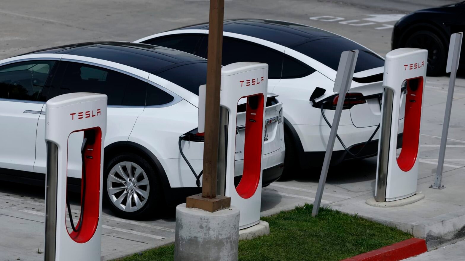 tesla-earnings,-the-future-of-spirit-airlines,-wbd-shareholder-vote-and-more-in-morning-squawk