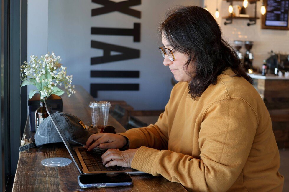 remote-work-from-a-cafe-or-other-public-space-brings-privacy,-security-risks
