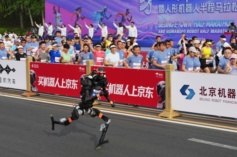 robots-have-caught-up-to-humans-in-the-half-marathon.-this-photo-proves-it
