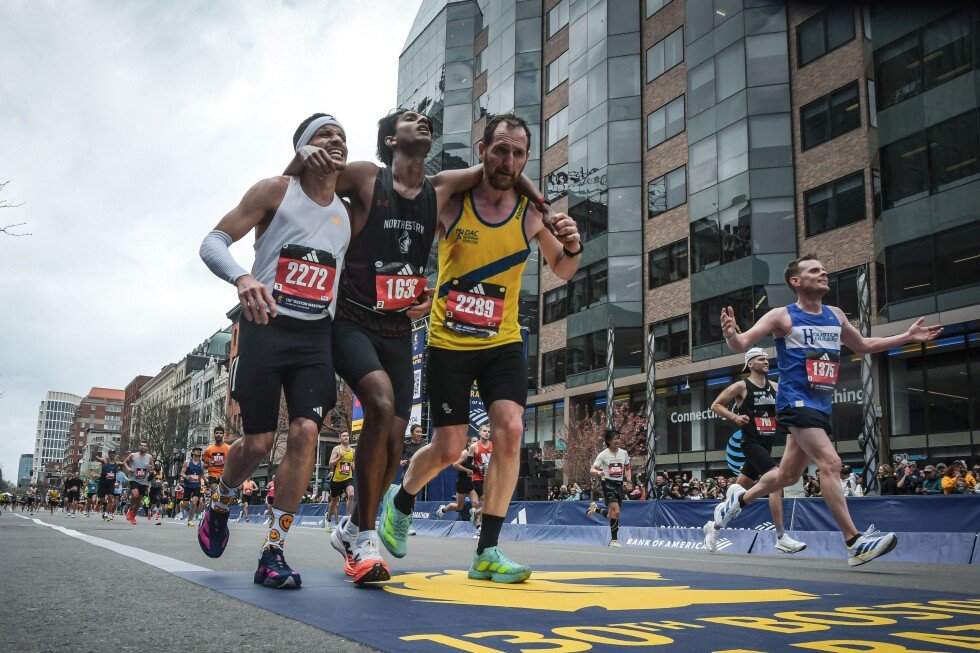 man-who-helped-runner-at-boston-marathon-says-he-acted-on-instinct