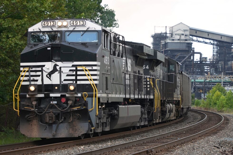 norfolk-southern-railroad’s-first-quarter-profit-fell-27%